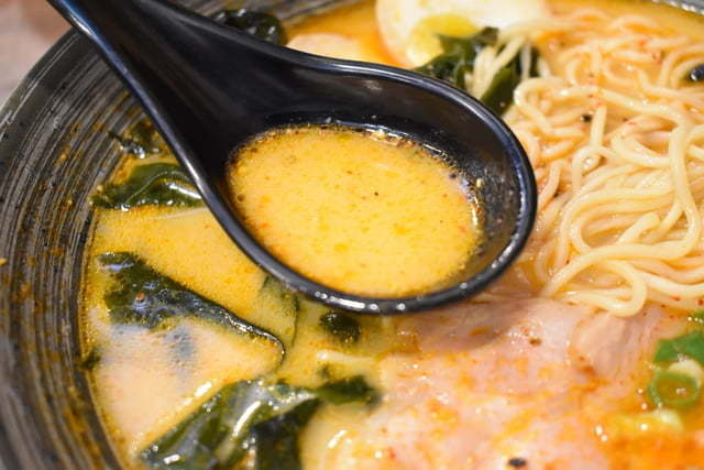 大里拉麵推薦。#兆曜日式拉麵·丼飯。史上最具浮誇的巨無霸清燉蛤蜊鯛魚拉麵，湯頭鮮甜又清爽。口味選擇多樣化，內用可享免費加麵一次