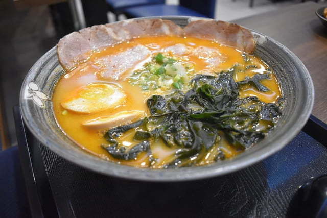 大里拉麵推薦。#兆曜日式拉麵·丼飯。史上最具浮誇的巨無霸清燉蛤蜊鯛魚拉麵，湯頭鮮甜又清爽。口味選擇多樣化，內用可享免費加麵一次