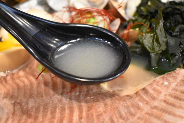 大里拉麵推薦。#兆曜日式拉麵·丼飯。史上最具浮誇的巨無霸清燉蛤蜊鯛魚拉麵，湯頭鮮甜又清爽。口味選擇多樣化，內用可享免費加麵一次