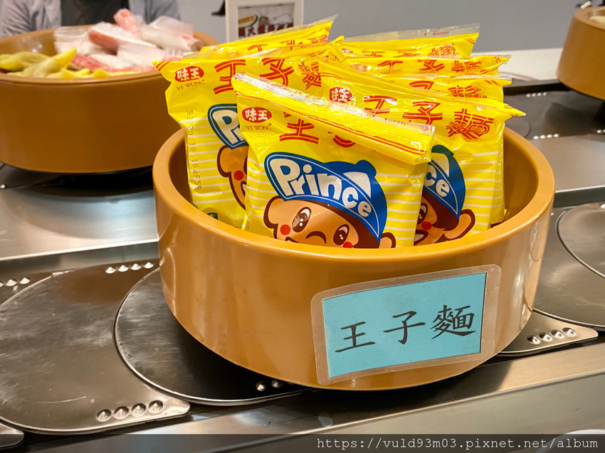 新竹美食。吃 | 熊大爺愛吃鍋‧迴轉火鍋 | 新竹竹北火鍋吃到飽。熊量新鮮食材自己選。無限量肉類吃到飽任你吃。火鍋控趕緊手刀吃起來 (已歇業)