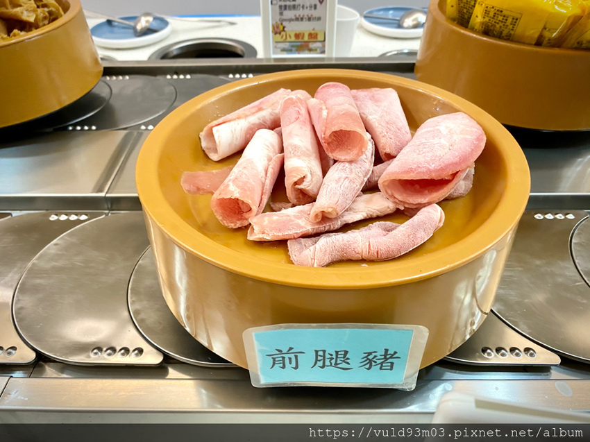 新竹美食。吃 | 熊大爺愛吃鍋‧迴轉火鍋 | 新竹竹北火鍋吃到飽。熊量新鮮食材自己選。無限量肉類吃到飽任你吃。火鍋控趕緊手刀吃起來 (已歇業)