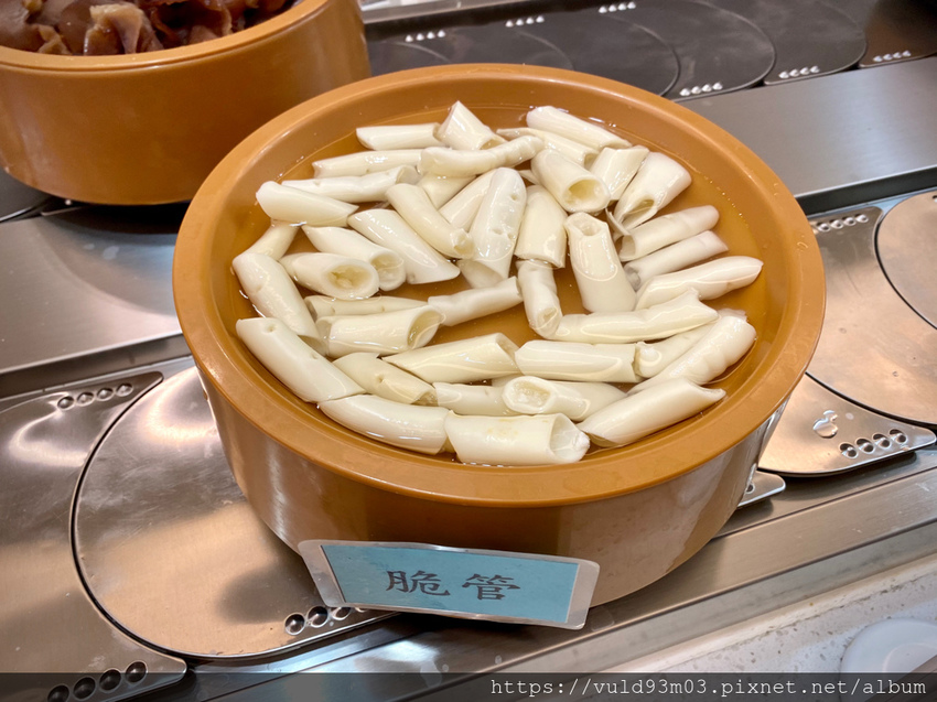 新竹美食。吃 | 熊大爺愛吃鍋‧迴轉火鍋 | 新竹竹北火鍋吃到飽。熊量新鮮食材自己選。無限量肉類吃到飽任你吃。火鍋控趕緊手刀吃起來 (已歇業)