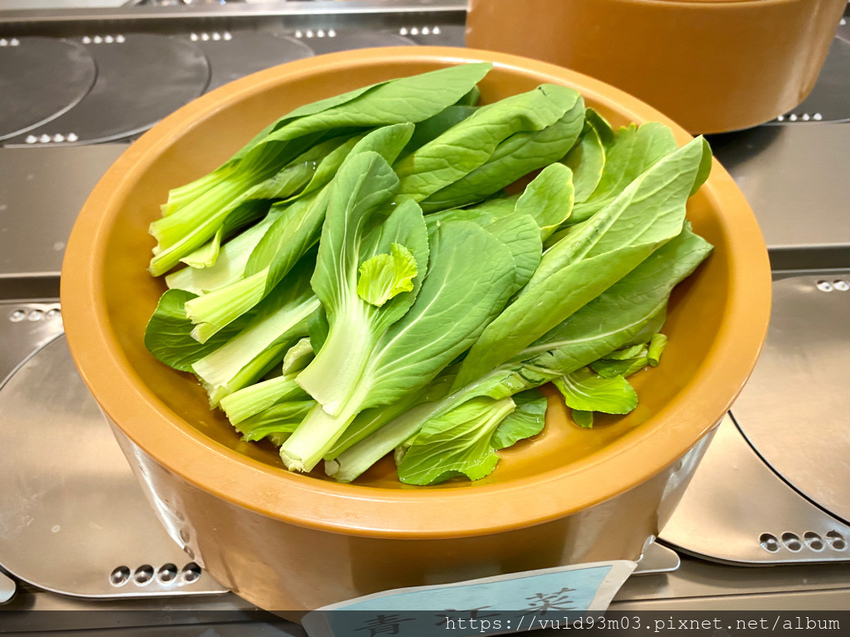 新竹美食。吃 | 熊大爺愛吃鍋‧迴轉火鍋 | 新竹竹北火鍋吃到飽。熊量新鮮食材自己選。無限量肉類吃到飽任你吃。火鍋控趕緊手刀吃起來 (已歇業)