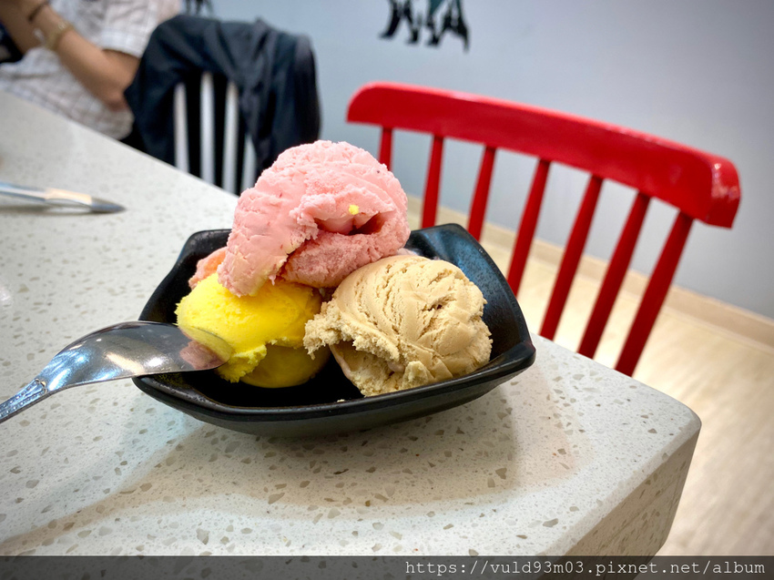 新竹美食。吃 | 熊大爺愛吃鍋‧迴轉火鍋 | 新竹竹北火鍋吃到飽。熊量新鮮食材自己選。無限量肉類吃到飽任你吃。火鍋控趕緊手刀吃起來 (已歇業)