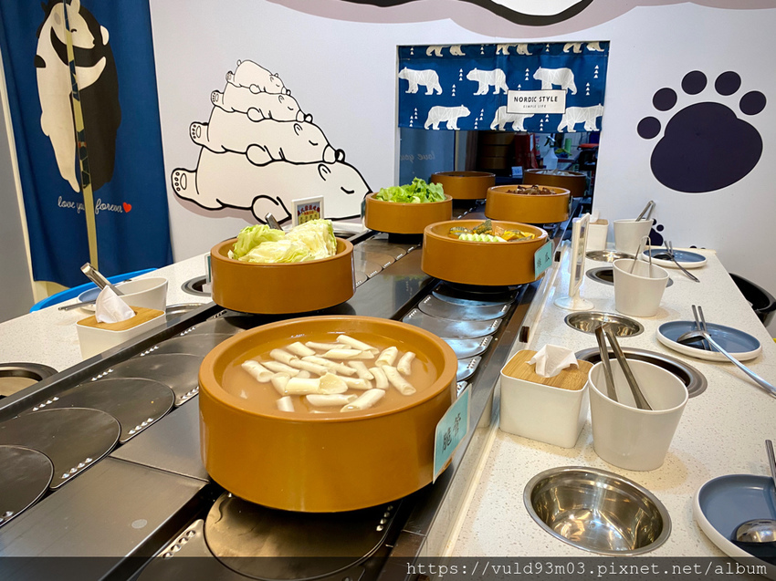 新竹美食。吃 | 熊大爺愛吃鍋‧迴轉火鍋 | 新竹竹北火鍋吃到飽。熊量新鮮食材自己選。無限量肉類吃到飽任你吃。火鍋控趕緊手刀吃起來 (已歇業)