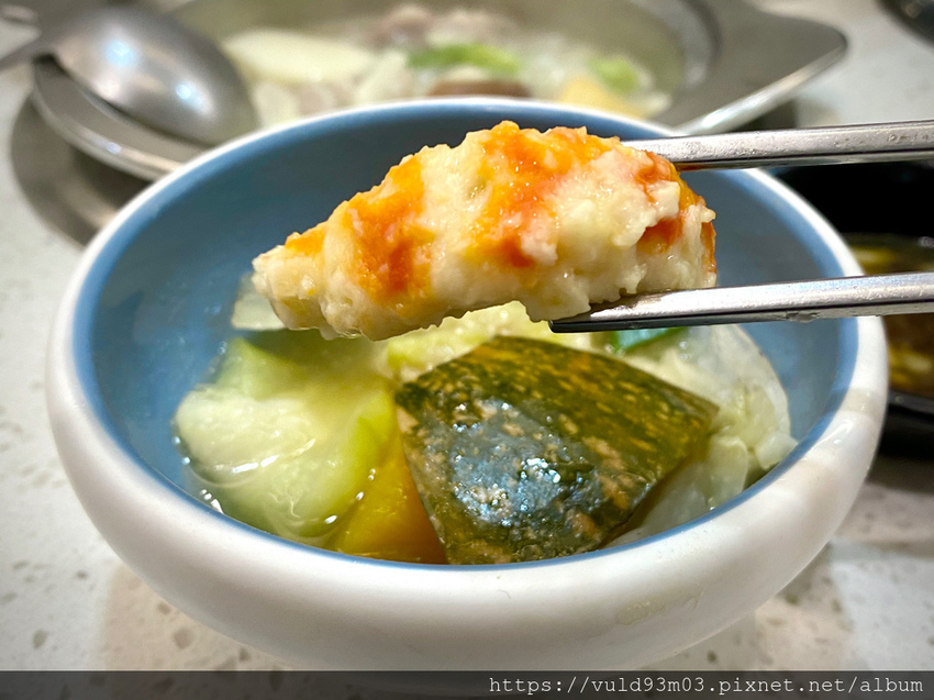 新竹美食。吃 | 熊大爺愛吃鍋‧迴轉火鍋 | 新竹竹北火鍋吃到飽。熊量新鮮食材自己選。無限量肉類吃到飽任你吃。火鍋控趕緊手刀吃起來 (已歇業)