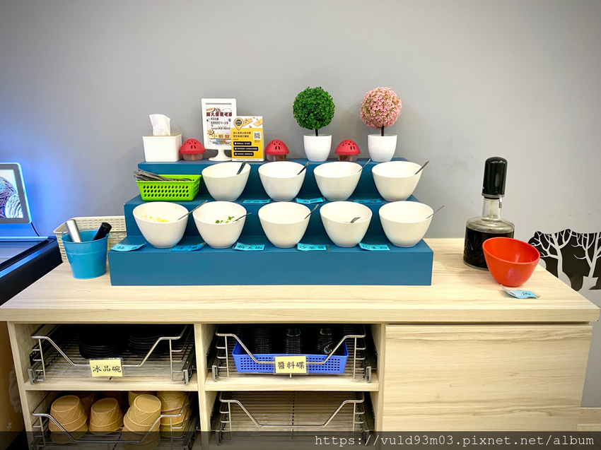 新竹美食。吃 | 熊大爺愛吃鍋‧迴轉火鍋 | 新竹竹北火鍋吃到飽。熊量新鮮食材自己選。無限量肉類吃到飽任你吃。火鍋控趕緊手刀吃起來 (已歇業)