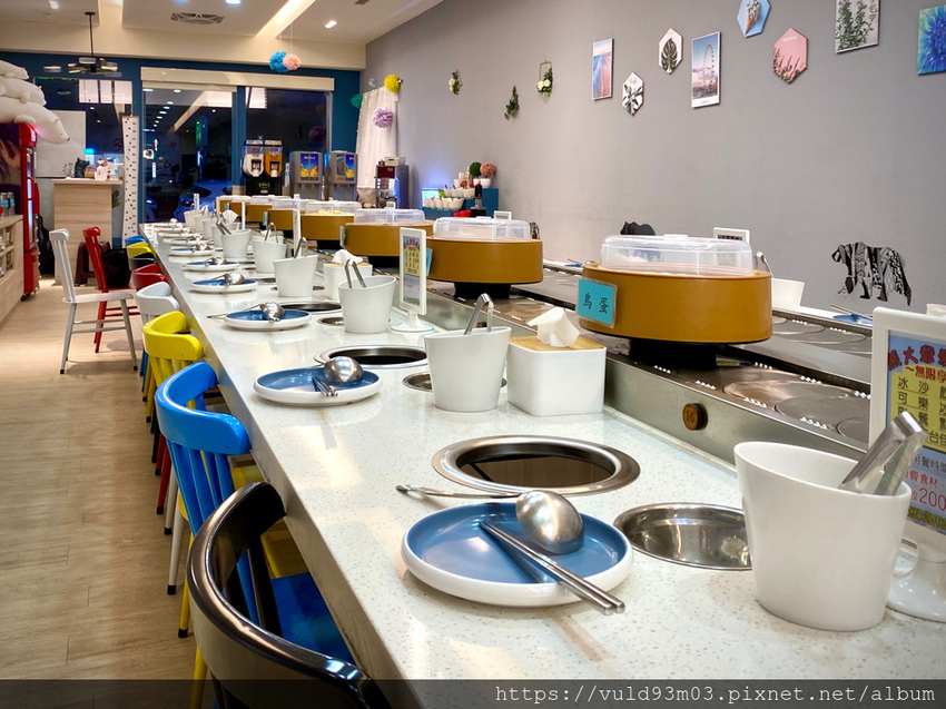 新竹美食。吃 | 熊大爺愛吃鍋‧迴轉火鍋 | 新竹竹北火鍋吃到飽。熊量新鮮食材自己選。無限量肉類吃到飽任你吃。火鍋控趕緊手刀吃起來 (已歇業)