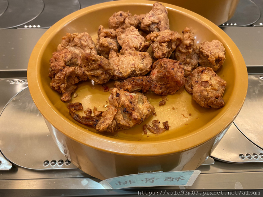 新竹美食。吃 | 熊大爺愛吃鍋‧迴轉火鍋 | 新竹竹北火鍋吃到飽。熊量新鮮食材自己選。無限量肉類吃到飽任你吃。火鍋控趕緊手刀吃起來 (已歇業)