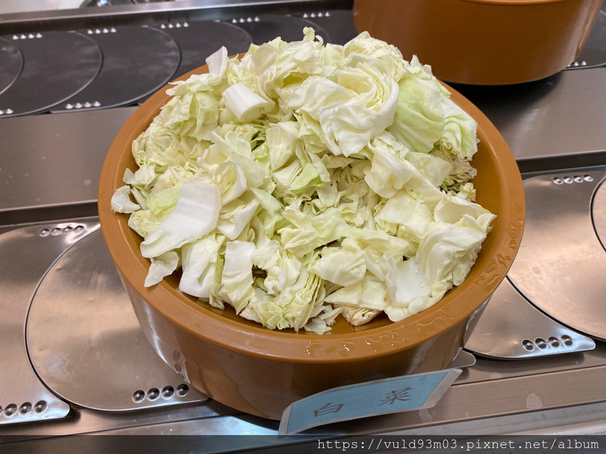 新竹美食。吃 | 熊大爺愛吃鍋‧迴轉火鍋 | 新竹竹北火鍋吃到飽。熊量新鮮食材自己選。無限量肉類吃到飽任你吃。火鍋控趕緊手刀吃起來 (已歇業)