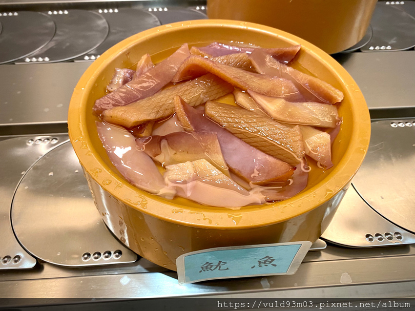 新竹美食。吃 | 熊大爺愛吃鍋‧迴轉火鍋 | 新竹竹北火鍋吃到飽。熊量新鮮食材自己選。無限量肉類吃到飽任你吃。火鍋控趕緊手刀吃起來 (已歇業)