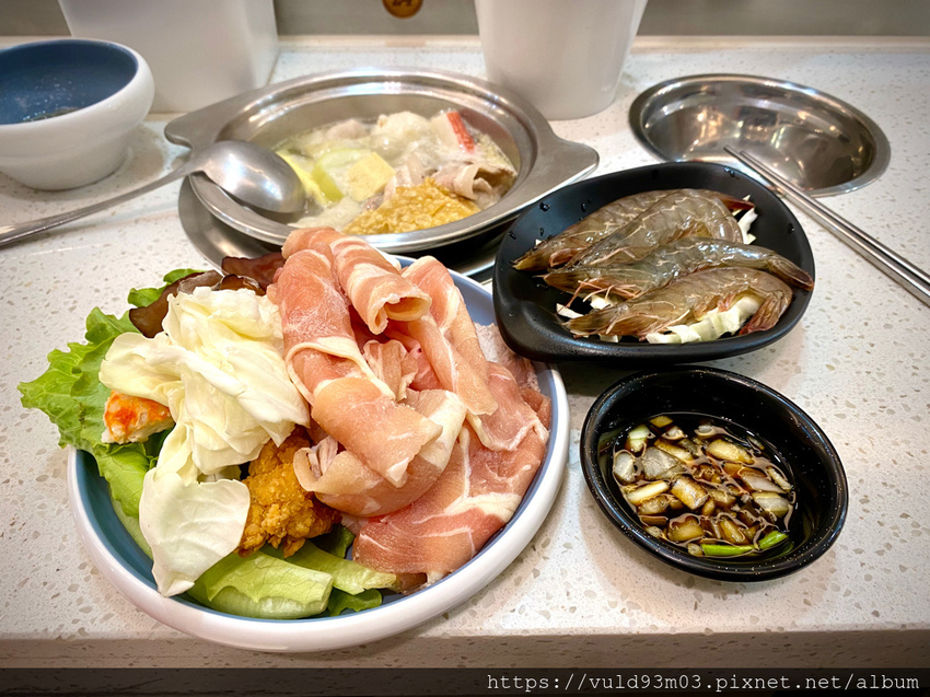 新竹美食。吃 | 熊大爺愛吃鍋‧迴轉火鍋 | 新竹竹北火鍋吃到飽。熊量新鮮食材自己選。無限量肉類吃到飽任你吃。火鍋控趕緊手刀吃起來 (已歇業)