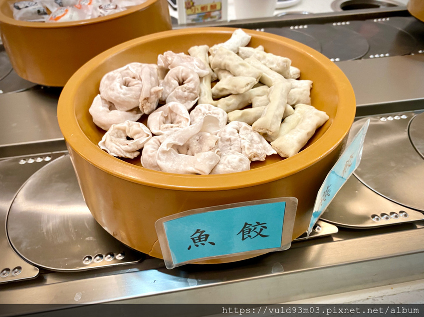 新竹美食。吃 | 熊大爺愛吃鍋‧迴轉火鍋 | 新竹竹北火鍋吃到飽。熊量新鮮食材自己選。無限量肉類吃到飽任你吃。火鍋控趕緊手刀吃起來 (已歇業)