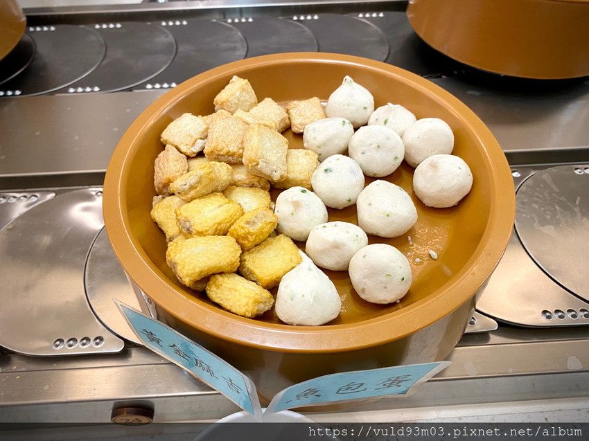 新竹美食。吃 | 熊大爺愛吃鍋‧迴轉火鍋 | 新竹竹北火鍋吃到飽。熊量新鮮食材自己選。無限量肉類吃到飽任你吃。火鍋控趕緊手刀吃起來 (已歇業)