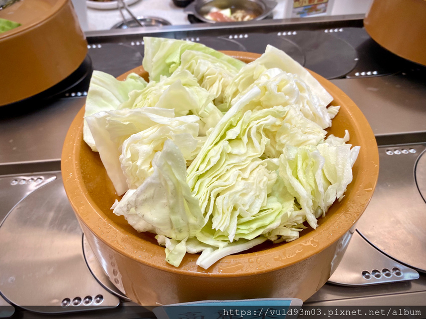 新竹美食。吃 | 熊大爺愛吃鍋‧迴轉火鍋 | 新竹竹北火鍋吃到飽。熊量新鮮食材自己選。無限量肉類吃到飽任你吃。火鍋控趕緊手刀吃起來 (已歇業)