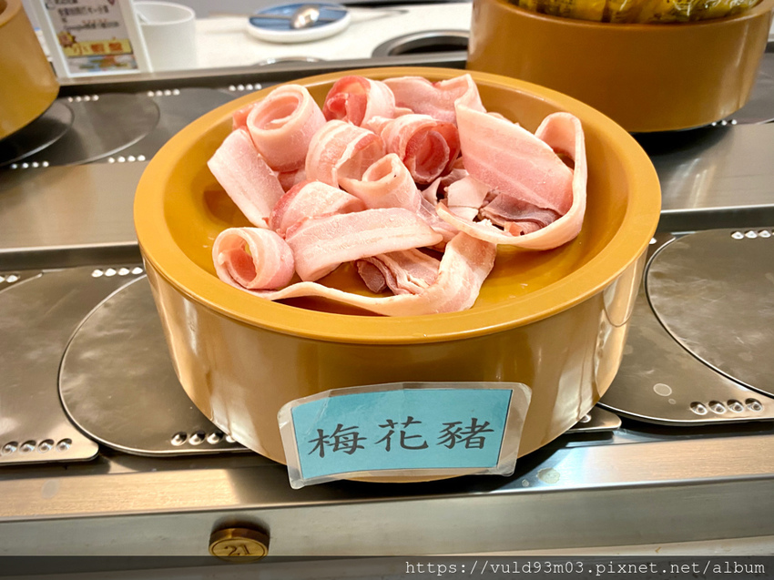 新竹美食。吃 | 熊大爺愛吃鍋‧迴轉火鍋 | 新竹竹北火鍋吃到飽。熊量新鮮食材自己選。無限量肉類吃到飽任你吃。火鍋控趕緊手刀吃起來 (已歇業)