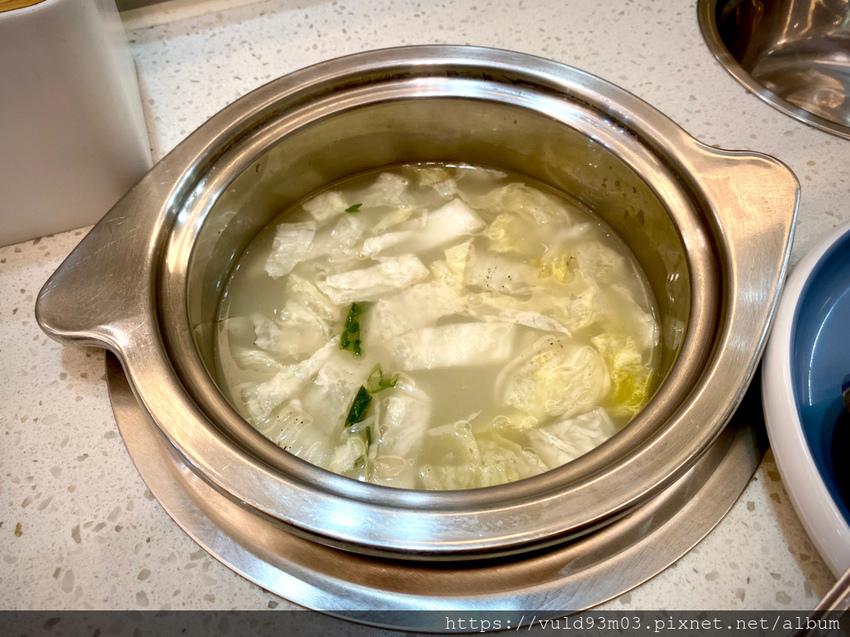 新竹美食。吃 | 熊大爺愛吃鍋‧迴轉火鍋 | 新竹竹北火鍋吃到飽。熊量新鮮食材自己選。無限量肉類吃到飽任你吃。火鍋控趕緊手刀吃起來 (已歇業)