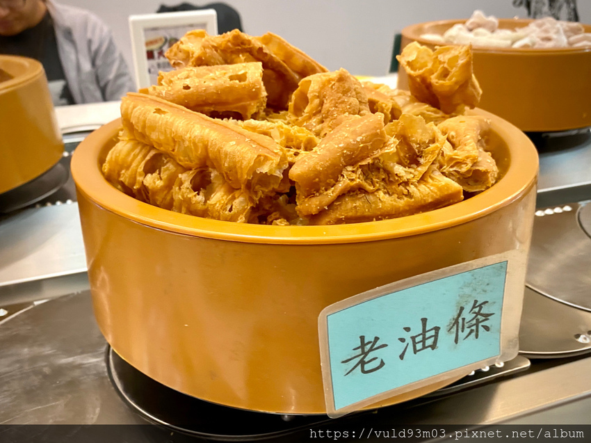 新竹美食。吃 | 熊大爺愛吃鍋‧迴轉火鍋 | 新竹竹北火鍋吃到飽。熊量新鮮食材自己選。無限量肉類吃到飽任你吃。火鍋控趕緊手刀吃起來 (已歇業)