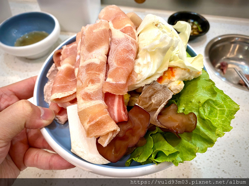 新竹美食。吃 | 熊大爺愛吃鍋‧迴轉火鍋 | 新竹竹北火鍋吃到飽。熊量新鮮食材自己選。無限量肉類吃到飽任你吃。火鍋控趕緊手刀吃起來 (已歇業)