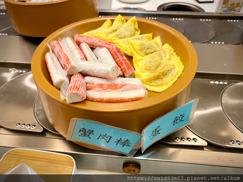 新竹美食。吃 | 熊大爺愛吃鍋‧迴轉火鍋 | 新竹竹北火鍋吃到飽。熊量新鮮食材自己選。無限量肉類吃到飽任你吃。火鍋控趕緊手刀吃起來 (已歇業)