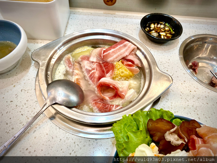 新竹美食。吃 | 熊大爺愛吃鍋‧迴轉火鍋 | 新竹竹北火鍋吃到飽。熊量新鮮食材自己選。無限量肉類吃到飽任你吃。火鍋控趕緊手刀吃起來 (已歇業)