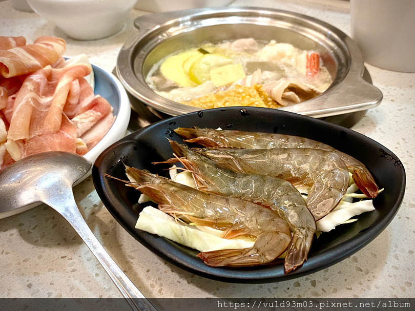 新竹美食。吃 | 熊大爺愛吃鍋‧迴轉火鍋 | 新竹竹北火鍋吃到飽。熊量新鮮食材自己選。無限量肉類吃到飽任你吃。火鍋控趕緊手刀吃起來 (已歇業)