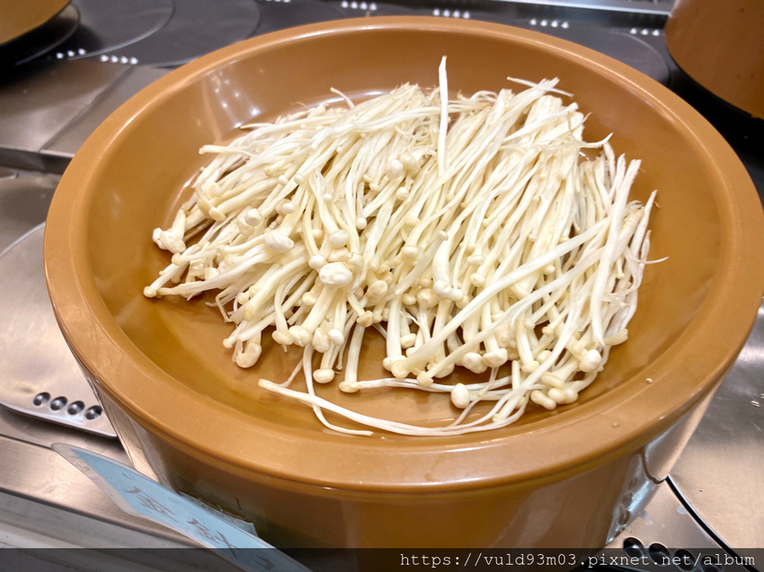 新竹美食。吃 | 熊大爺愛吃鍋‧迴轉火鍋 | 新竹竹北火鍋吃到飽。熊量新鮮食材自己選。無限量肉類吃到飽任你吃。火鍋控趕緊手刀吃起來 (已歇業)