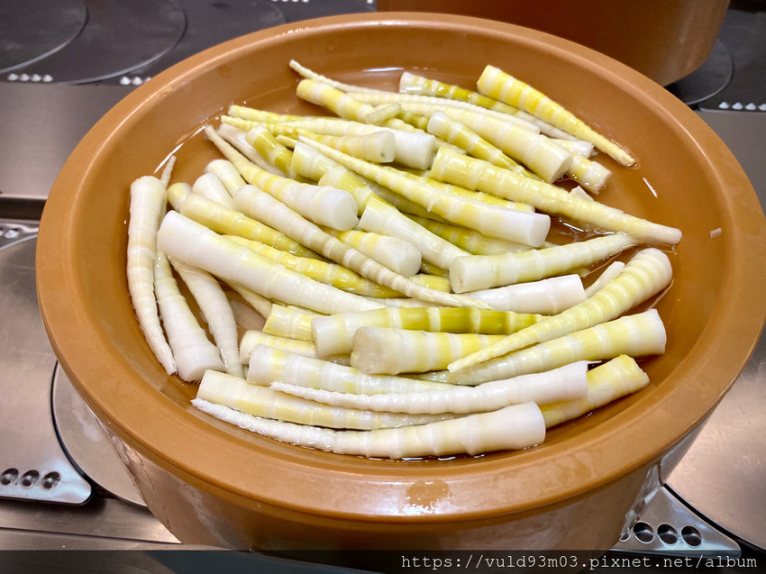 新竹美食。吃 | 熊大爺愛吃鍋‧迴轉火鍋 | 新竹竹北火鍋吃到飽。熊量新鮮食材自己選。無限量肉類吃到飽任你吃。火鍋控趕緊手刀吃起來 (已歇業)