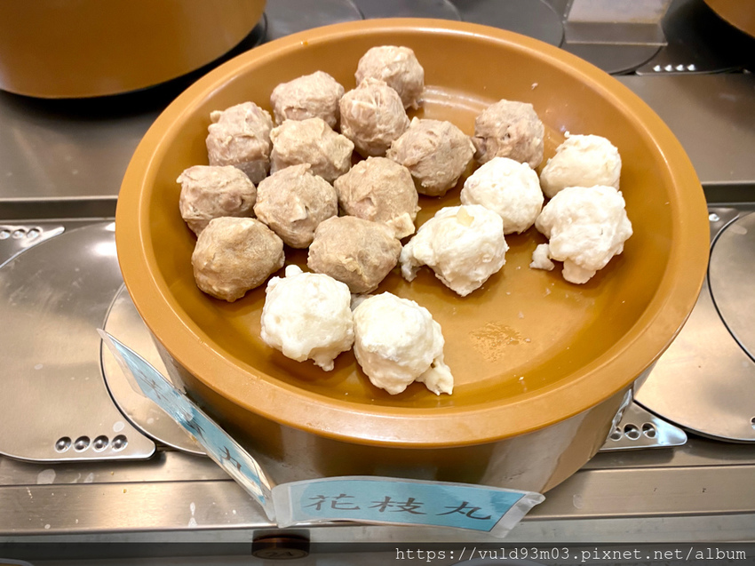 新竹美食。吃 | 熊大爺愛吃鍋‧迴轉火鍋 | 新竹竹北火鍋吃到飽。熊量新鮮食材自己選。無限量肉類吃到飽任你吃。火鍋控趕緊手刀吃起來 (已歇業)