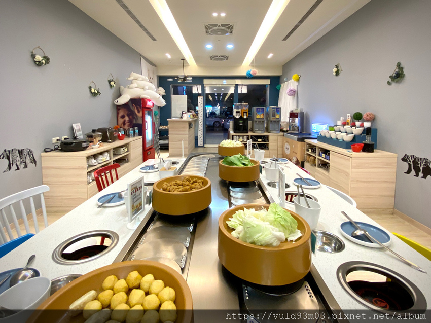 新竹美食。吃 | 熊大爺愛吃鍋‧迴轉火鍋 | 新竹竹北火鍋吃到飽。熊量新鮮食材自己選。無限量肉類吃到飽任你吃。火鍋控趕緊手刀吃起來 (已歇業)