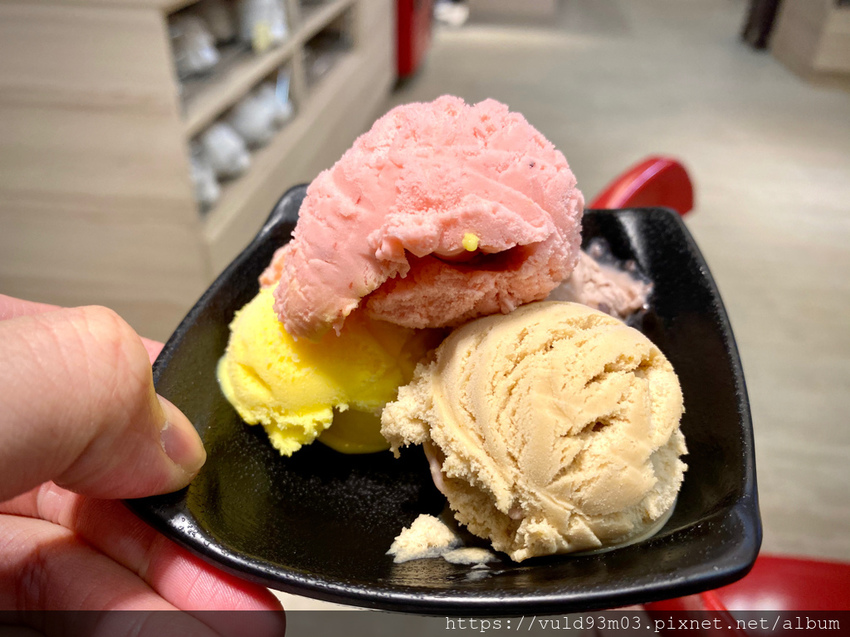 新竹美食。吃 | 熊大爺愛吃鍋‧迴轉火鍋 | 新竹竹北火鍋吃到飽。熊量新鮮食材自己選。無限量肉類吃到飽任你吃。火鍋控趕緊手刀吃起來 (已歇業)