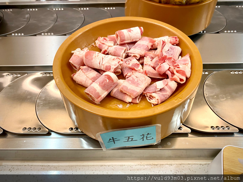 新竹美食。吃 | 熊大爺愛吃鍋‧迴轉火鍋 | 新竹竹北火鍋吃到飽。熊量新鮮食材自己選。無限量肉類吃到飽任你吃。火鍋控趕緊手刀吃起來 (已歇業)