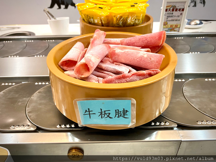 新竹美食。吃 | 熊大爺愛吃鍋‧迴轉火鍋 | 新竹竹北火鍋吃到飽。熊量新鮮食材自己選。無限量肉類吃到飽任你吃。火鍋控趕緊手刀吃起來 (已歇業)