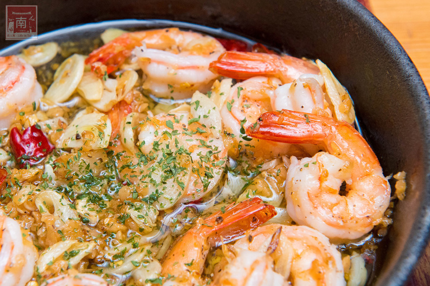 【台南美食】比臉大的海鮮燉飯讓你吃飽飽｜義式結合台式餐酒館料理｜經典台啤燉雞｜度小月海鮮義大利麵｜紹興雞翅｜生日訂位還送壽星禮~~沃野18 - 南人幫