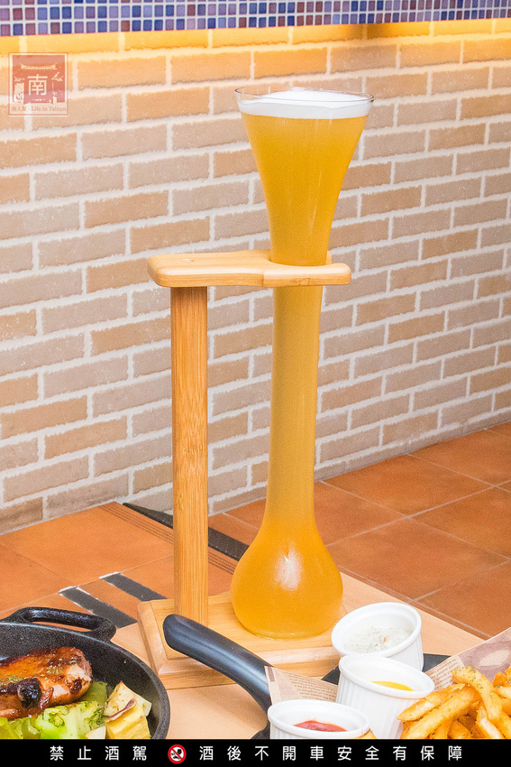 【台南美食】比臉大的海鮮燉飯讓你吃飽飽｜義式結合台式餐酒館料理｜經典台啤燉雞｜度小月海鮮義大利麵｜紹興雞翅｜生日訂位還送壽星禮~~沃野18 - 南人幫