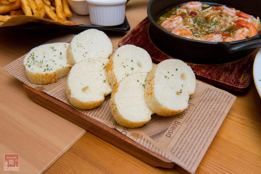 【台南美食】比臉大的海鮮燉飯讓你吃飽飽｜義式結合台式餐酒館料理｜經典台啤燉雞｜度小月海鮮義大利麵｜紹興雞翅｜生日訂位還送壽星禮~~沃野18 - 南人幫