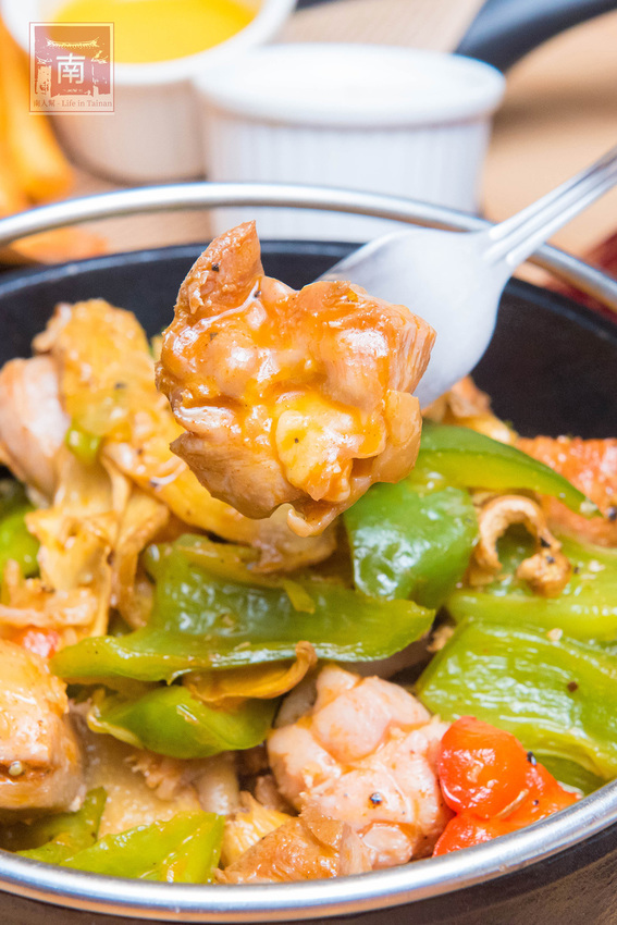 【台南美食】比臉大的海鮮燉飯讓你吃飽飽｜義式結合台式餐酒館料理｜經典台啤燉雞｜度小月海鮮義大利麵｜紹興雞翅｜生日訂位還送壽星禮~~沃野18 - 南人幫