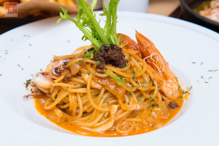 【台南美食】比臉大的海鮮燉飯讓你吃飽飽｜義式結合台式餐酒館料理｜經典台啤燉雞｜度小月海鮮義大利麵｜紹興雞翅｜生日訂位還送壽星禮~~沃野18 - 南人幫