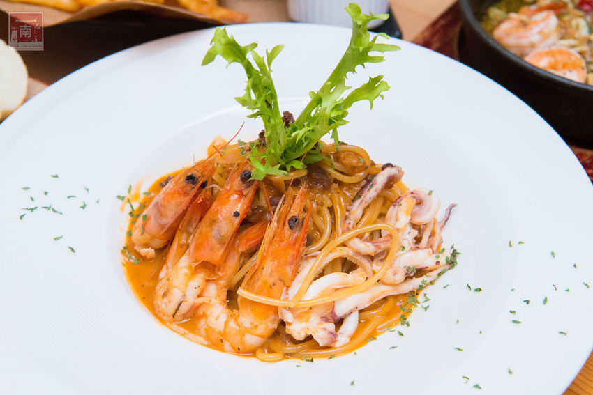 【台南美食】比臉大的海鮮燉飯讓你吃飽飽｜義式結合台式餐酒館料理｜經典台啤燉雞｜度小月海鮮義大利麵｜紹興雞翅｜生日訂位還送壽星禮~~沃野18 - 南人幫