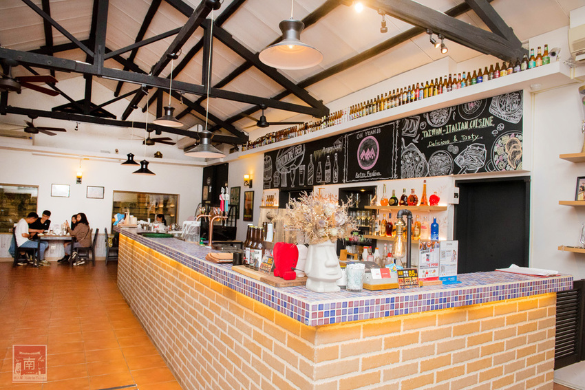 【台南美食】比臉大的海鮮燉飯讓你吃飽飽｜義式結合台式餐酒館料理｜經典台啤燉雞｜度小月海鮮義大利麵｜紹興雞翅｜生日訂位還送壽星禮~~沃野18 - 南人幫