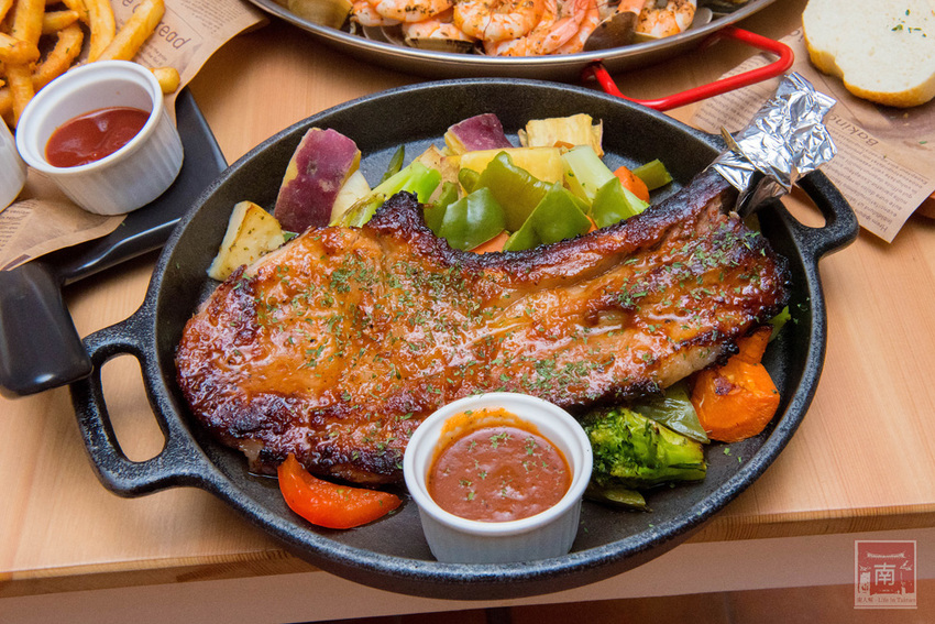 【台南美食】比臉大的海鮮燉飯讓你吃飽飽｜義式結合台式餐酒館料理｜經典台啤燉雞｜度小月海鮮義大利麵｜紹興雞翅｜生日訂位還送壽星禮~~沃野18 - 南人幫