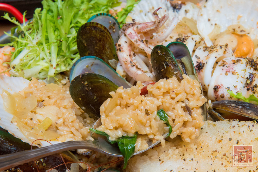 【台南美食】比臉大的海鮮燉飯讓你吃飽飽｜義式結合台式餐酒館料理｜經典台啤燉雞｜度小月海鮮義大利麵｜紹興雞翅｜生日訂位還送壽星禮~~沃野18 - 南人幫