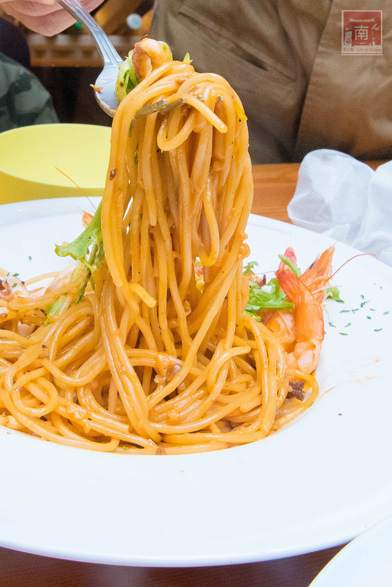 【台南美食】比臉大的海鮮燉飯讓你吃飽飽｜義式結合台式餐酒館料理｜經典台啤燉雞｜度小月海鮮義大利麵｜紹興雞翅｜生日訂位還送壽星禮~~沃野18 - 南人幫