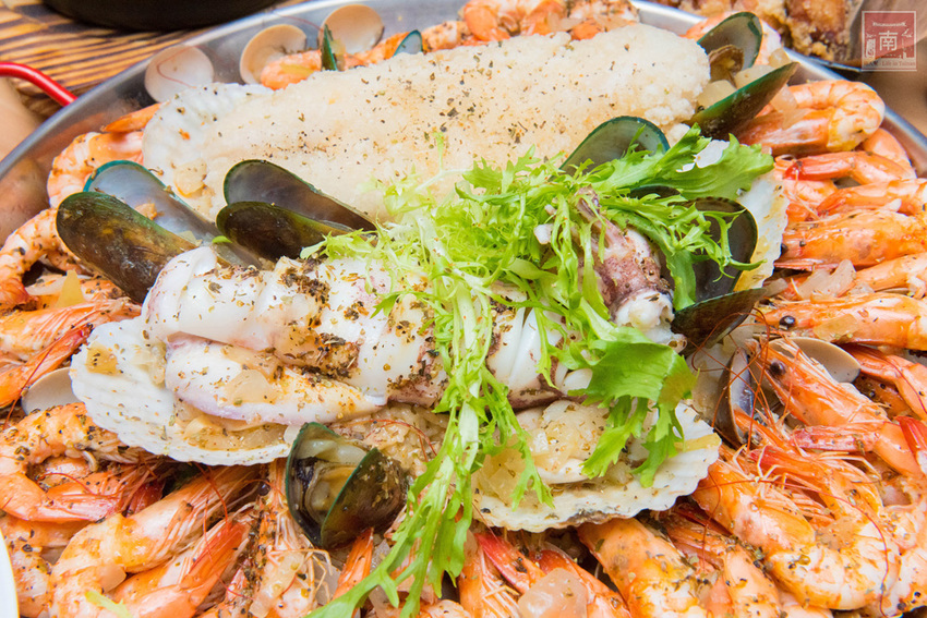 【台南美食】比臉大的海鮮燉飯讓你吃飽飽｜義式結合台式餐酒館料理｜經典台啤燉雞｜度小月海鮮義大利麵｜紹興雞翅｜生日訂位還送壽星禮~~沃野18 - 南人幫