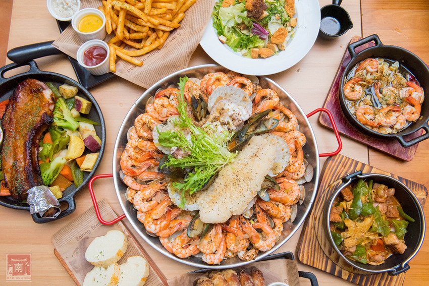 【台南美食】比臉大的海鮮燉飯讓你吃飽飽｜義式結合台式餐酒館料理｜經典台啤燉雞｜度小月海鮮義大利麵｜紹興雞翅｜生日訂位還送壽星禮~~沃野18 - 南人幫