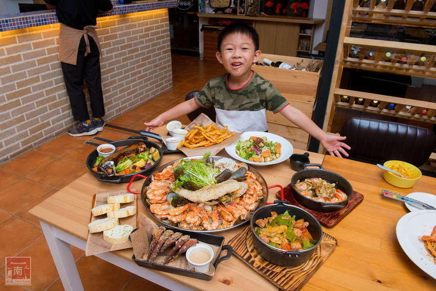 【台南美食】比臉大的海鮮燉飯讓你吃飽飽｜義式結合台式餐酒館料理｜經典台啤燉雞｜度小月海鮮義大利麵｜紹興雞翅｜生日訂位還送壽星禮~~沃野18 - 南人幫