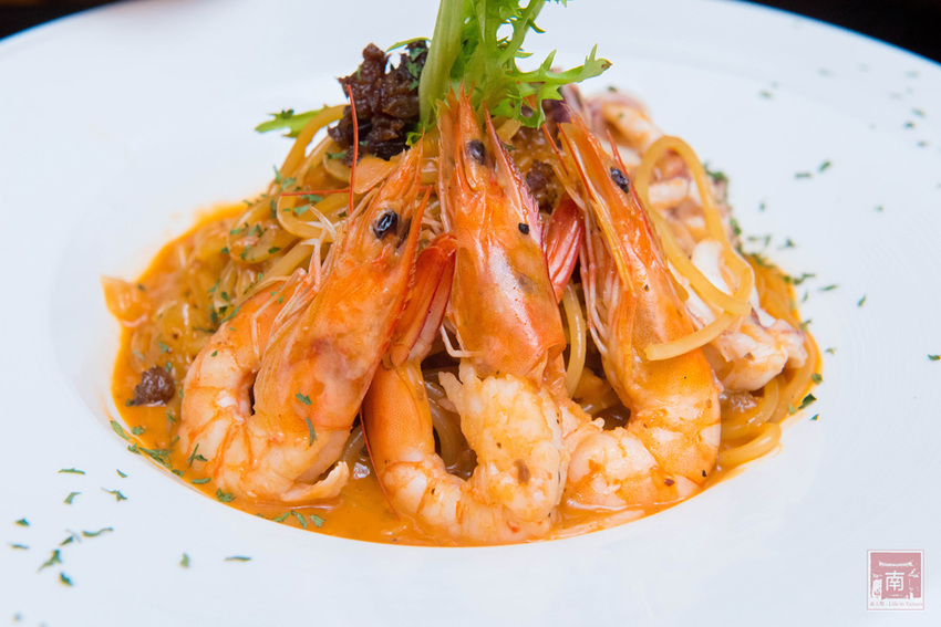 【台南美食】比臉大的海鮮燉飯讓你吃飽飽｜義式結合台式餐酒館料理｜經典台啤燉雞｜度小月海鮮義大利麵｜紹興雞翅｜生日訂位還送壽星禮~~沃野18 - 南人幫