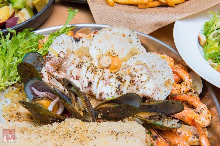 【台南美食】比臉大的海鮮燉飯讓你吃飽飽｜義式結合台式餐酒館料理｜經典台啤燉雞｜度小月海鮮義大利麵｜紹興雞翅｜生日訂位還送壽星禮~~沃野18 - 南人幫