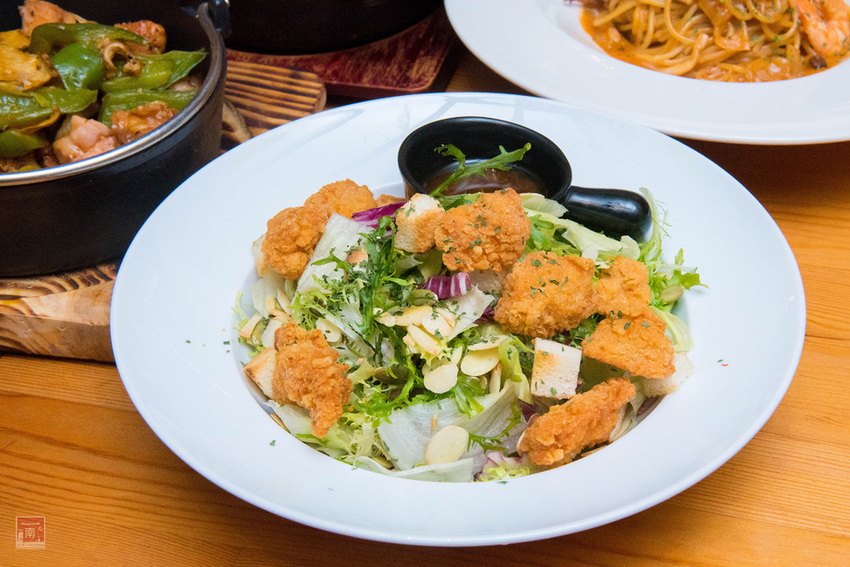 【台南美食】比臉大的海鮮燉飯讓你吃飽飽｜義式結合台式餐酒館料理｜經典台啤燉雞｜度小月海鮮義大利麵｜紹興雞翅｜生日訂位還送壽星禮~~沃野18 - 南人幫