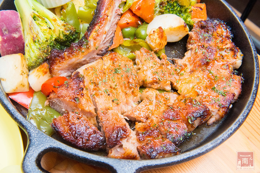 【台南美食】比臉大的海鮮燉飯讓你吃飽飽｜義式結合台式餐酒館料理｜經典台啤燉雞｜度小月海鮮義大利麵｜紹興雞翅｜生日訂位還送壽星禮~~沃野18 - 南人幫